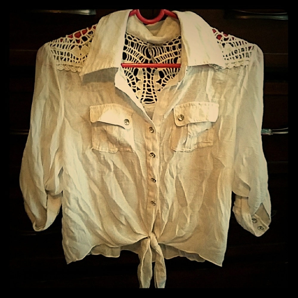 Button-up long-sleeve casual where